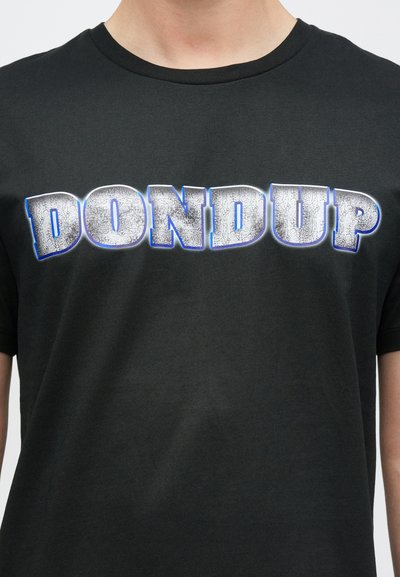 Μαύρο βαμβακερό t-shirt με τη λέξη "DON DUP" σε φθαρμένη ασημί και μπλε γραμματοσειρά, στρογγυλή λαιμόκοψη, κοντά μανίκια και λεία υφή.