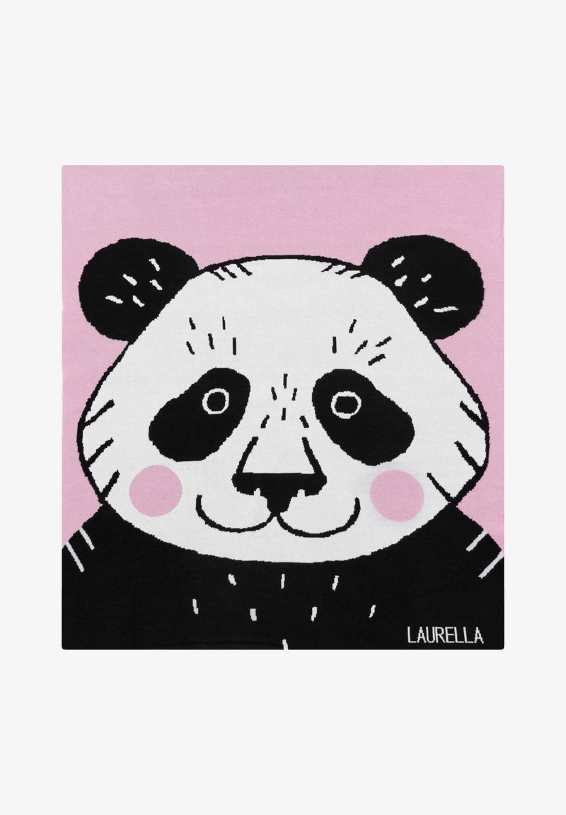 Tapis visage de panda avec un design noir et blanc, un fond rose, une texture douce et des accents de joues notables. Nom de la marque "LAURELLA" inclus.