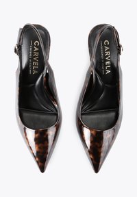 Décolleté con cinturino slingback in pelle lucida color marrone con motivo tartaruga. Caratterizzati da una fibbia e un interno nero imbottito.