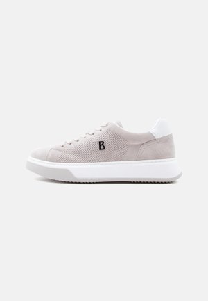 Baskets en daim gris clair avec côtés perforés, semelle blanche, languette de talon blanche, lacets et logo "B" noir sur le côté.
