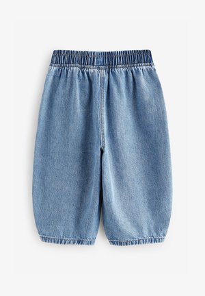 Pantaloni shorts in denim blu con una vita elastica, dal fit rilassato, che scendono leggermente sotto il ginocchio, con una superficie liscia e strutturata.