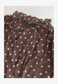 Non sélectionné, chocolate brown spot