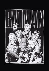 Černé grafické tričko s Batmanem a několika padouchy v černé a bílé. Výrazné ilustrace zdůrazňují výrazy obličeje a oblečení.
