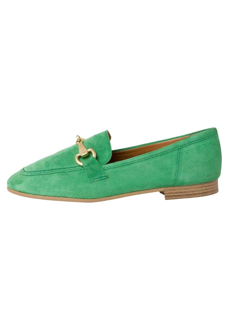 Groene suède loafers met een lage hak, voorzien van een ronde neus en een gouden hardwareaccent op de schacht. Vrije textuur en een minimalistisch ontwerp.