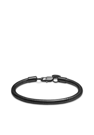 Schwarzes Metallarmband mit einem strukturierten, flexiblen Design. Es verfügt über einen sicheren Verschluss und glatte Enden, die eine schlanke, minimalistische Ästhetik präsentieren.