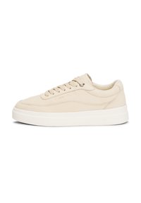 Beige Leder Sneaker mit runder Zehenpartie, flacher weißer Sohle, Schnürung an der Vorderseite und geprägtem Markenlogo an der Seite. Glatte Textur, minimalistisches Design.