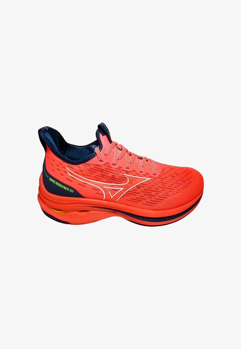 Scarpa da corsa con tomaia in mesh rossa, dettagli blu navy e logo bianco. Presenta una suola imbottita con una sezione gialla distintiva.