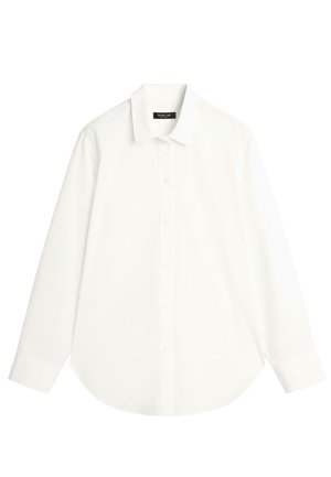 Witte blouse met lange mouwen en knopen, klassieke kraag, manchetten aan de mouwen en een gebogen zoom, plat uitgespreid op een witte achtergrond.