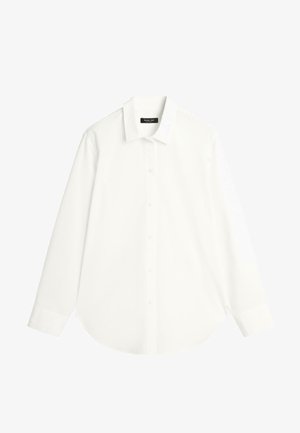 Witte blouse met lange mouwen en knopen, klassieke kraag, manchetten aan de mouwen en een gebogen zoom, plat uitgespreid op een witte achtergrond.