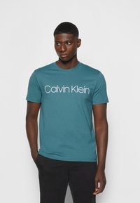 Calvin Klein FRONT LOGO - T-shirt estampada - foamy ocean