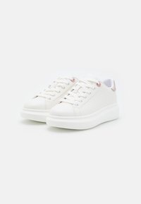 Weiße Leder-Sneaker mit glatter Oberfläche, runder Zehenpartie, Schnürdesign und einem strukturierten pinken Akzent an der Ferse. Dicke weiße Sohle.