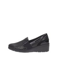 Zapatos negros de tipo slip-on con tela texturizada, presentan un tacón bajo y paneles elásticos en los laterales para facilitar su uso. Forro interior suave.