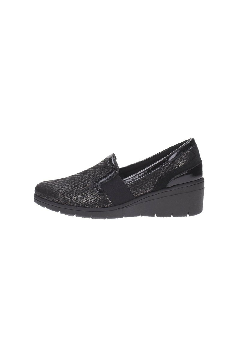 Zapatos negros de tipo slip-on con tela texturizada, presentan un tacón bajo y paneles elásticos en los laterales para facilitar su uso. Forro interior suave.