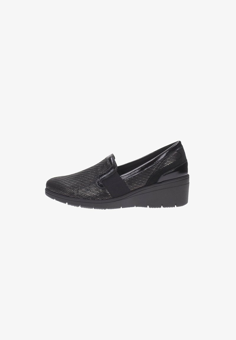 Zapatos negros de tipo slip-on con tela texturizada, presentan un tacón bajo y paneles elásticos en los laterales para facilitar su uso. Forro interior suave.