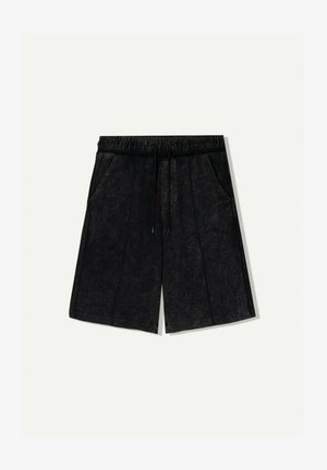 Czarne szorty z elastycznym pasem i sznurkiem, posiadające dwie boczne kieszenie oraz teksturowaną tkaninę dla dodatkowego zainteresowania wizualnego.