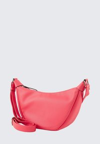 Koraļļu rozā crossbody soma no teksturēta materiāla, ar izliekta formu, regulējamu siksnu un aizslietni ar rāvējslēdzēju.