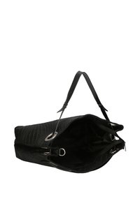 Borsa intrecciata nera con un'esterno testurizzato, due dettagli in metallo argentato e un manico imbottito singolo. L'apertura con zip rivela un interno nero.