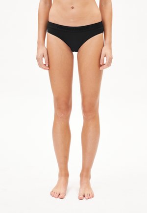 Zwarte katoenen slip met een brede elastische tailleband waarop "ARMEDANGELS" in zwart is gedrukt. Gladde textuur, lage taille, minimale dekking.