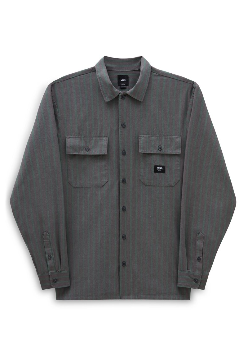 Camicia grigia a maniche lunghe con righe verdi verticali, due taschini sul petto, chiusura con bottoni davanti e un piccolo etichetta nera vicino al fondo.