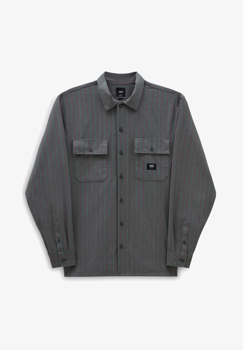 Grijze lange mouwen shirt met verticale groene strepen, twee borstzakken, knoopsluiting aan de voorkant en een klein zwart logo label aan de onderkant.