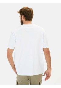 Hvid t-shirt med korte ærmer og rund halsudskæring, lavet af glat stof, med en afslappet pasform og lige kant. Ingen mønstre eller detaljer synlige.