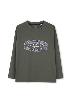 T-shirt vert foncé à manches longues avec col rond et texte blanc Timberland "New England U.S.A Est. Since 73" imprimé sur le devant.