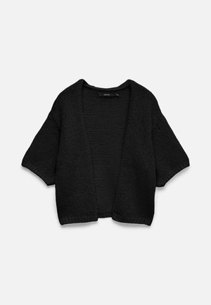 Mustast jämedast koest lahtise eesosaga kardigan lühikeste varrukatega ja lõdva lõikega, sirgelt valgel taustal.