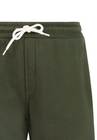 Olivengroene joggingbroek met elastische tailleband en witte trekkoord, gestrikt in een strik, waarbij het bovenste voorste gedeelte met zichtbare naaddetails wordt getoond.