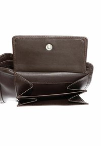 Portefeuille en cuir marron ouvert montrant plusieurs compartiments vides et une fermeture par bouton pression sur fond blanc.