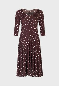 Brązowa midi sukienka w białe kropki, z okrągłym dekoltem i rękawami do łokcia, wykonana z miękkiego, elastycznego materiału. Rozkloszowany dół.