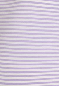 Tecido riscado com linhas horizontais alternadas em lilás claro e branco, apresentando uma textura suave e um leve brilho.