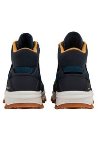 Zapatillas deportivas de caña alta en azul marino y negro con un acabado texturizado, detalles en naranja y una suela blanca con tracción de goma.