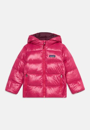Doudoune à capuche rose vif avec fermeture éclair sur le devant et deux poches latérales zippées, avec un petit logo de la marque sur la poitrine.
