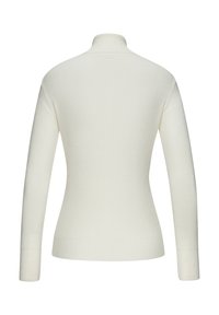 Cremfarbener gerippter Rollkragenpullover mit langen Ärmeln und körpernaher Silhouette, der eine subtile Textur aufweist und ohne sichtbare Markenlogos oder Verzierungen ist.