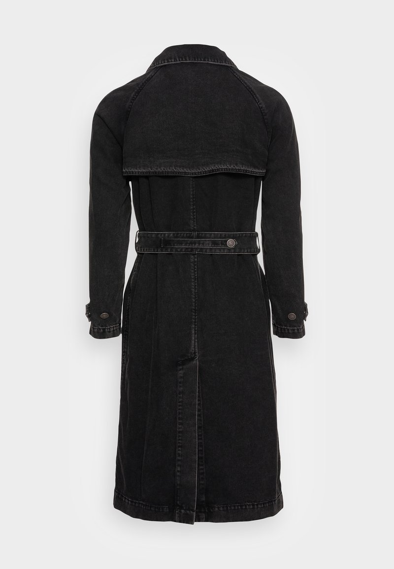 Cappotto trench in denim nero con silhouette lunga, polsini abbottonati, vita con cintura e collo alto.