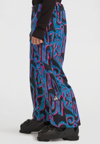 Kleurige skibroek met een gedurfd abstract patroon in roze en blauw op een donkere achtergrond. Gemaakt van duurzaam materiaal met een relaxte pasvorm.
