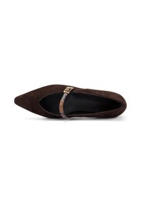 Zapato de ante marrón con punta afilada y una correa decorativa que presenta un detalle de hebilla, interior liso negro y una suela delgada.