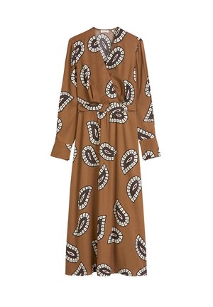 Robe portefeuille marron avec des motifs paisley blancs et noirs, manches longues, taille cintrée et jupe fluide. Fabriquée en tissu doux.