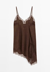 Braunes seidig glänzendes Slip-Kleid mit Spitzenbesatz, asymmetrischem Saum und dünnen doppelten Spaghettiträgern, das vor einem weißen Hintergrund hängt.