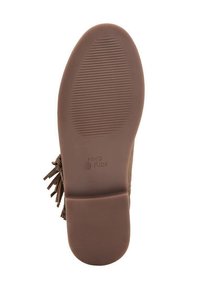 Suela de zapatos infantiles de gamuza marrón con suela de goma texturizada, con forma redondeada y logo de la marca cerca del talón.