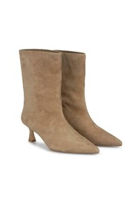 Stivaletti alla caviglia in suede beige con punta affusolata e tacco corto a blocco, caratterizzati da una texture liscia e un design minimalista.
