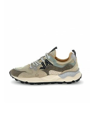 Sneaker casual con pannelli misti in camoscio beige, grigio e verde chiaro e tessuto, suola bianca spessa, battistrada nero e lacci grigi.