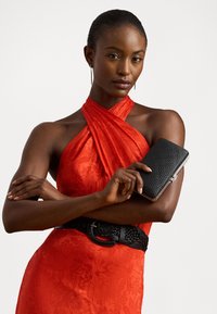 WOVEN LEATHER SMALL FRANKI CLUTCH - Alkalmi kézitáska - black