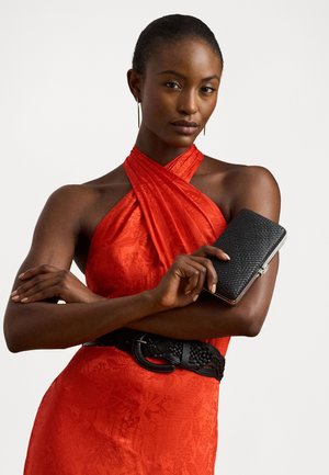 Rotes Halterkleid mit Blumenmuster, schwarzem geflochtenem Gürtel und strukturiertem schwarzen Geldbeutel. Mit silbernem Verschluss und schickem Design.