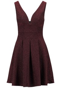 Robe bordeaux avec un décolleté en V et une fermeture éclair. Fabriquée en tissu texturé avec une finition scintillante, jupe évasée avec des plis.