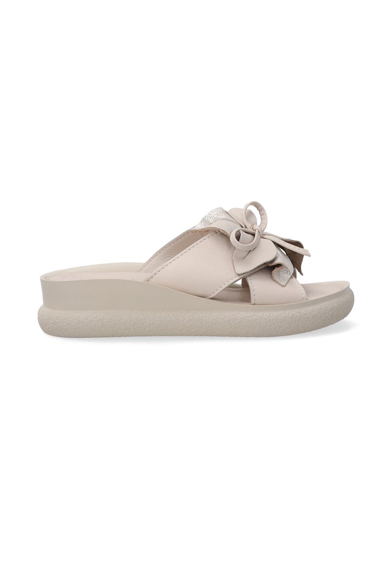 Lichtbeige instap sandalen met een gestructureerde plateausole, voorzien van een strikaccent en twee brede bandontwerpen. Gladde leren bovenkant.