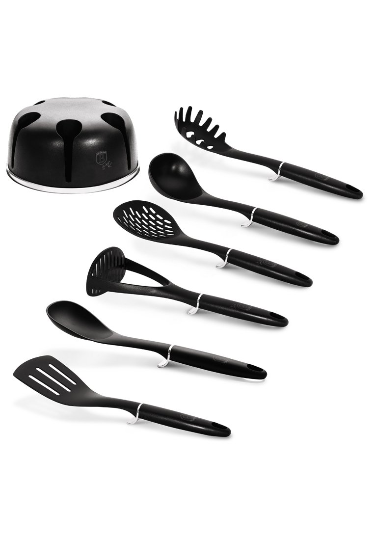Czarny zestaw przyborów kuchennych składający się z sześciu narzędzi: łyżka cedzakowa, chochelka, łopatka i inne. Każde narzędzie posiada trwały, ergonomiczny uchwyt oraz elegancki design.