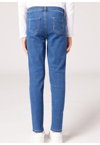 Blå denim slim fit-jeans med en slät struktur, featuring två bakfickor och en hög midja, som slutar strax ovanför ankeln.