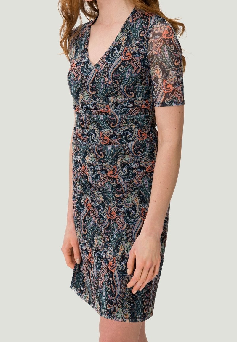 Robe à manches courtes avec un col en V, présentant un motif cachemire multicolore sur un fond sombre. Fabriquée en tissu texturé avec un détail froncé.