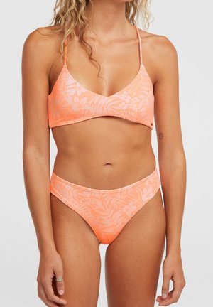 Neónovo oranžová súprava bikín pozostávajúca z trojuholníkového braletku s kvetinovým vzorom a nastaviteľnými ramienkami, doplnená o zodpovedajúce nohavičky s nízkym pásom.